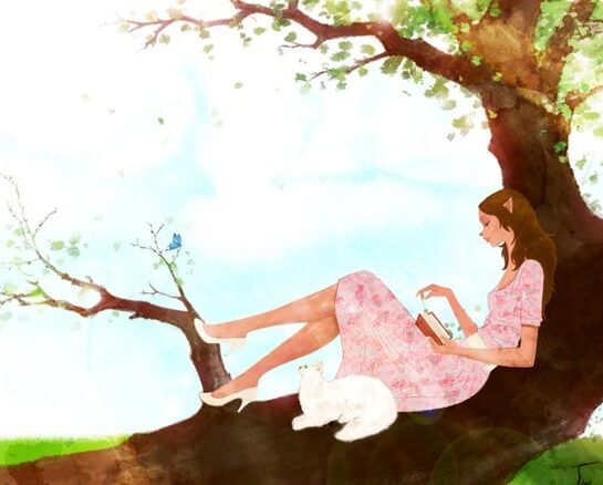 木の上で読書する女性