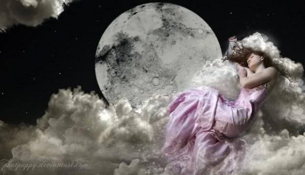 雲の上に眠る女性