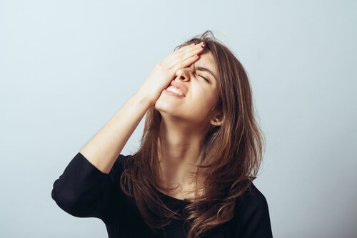 片目を隠す女性
