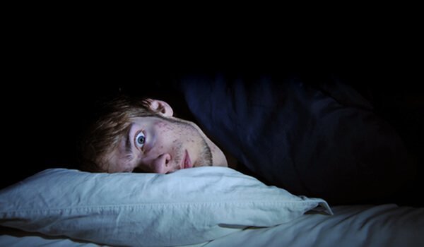 眠れない男性