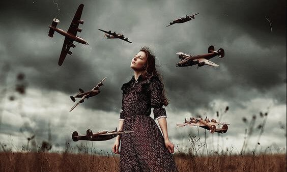 女性の周りを飛ぶ飛行機