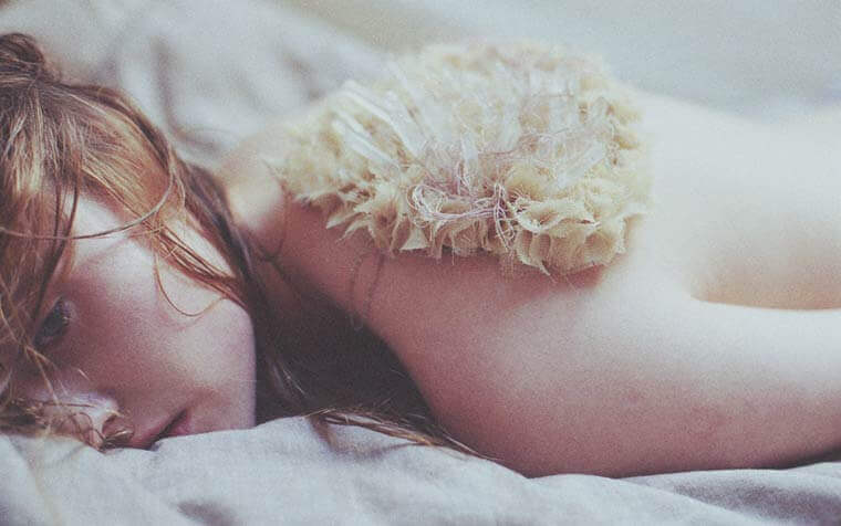 悲しみに暮れる女性