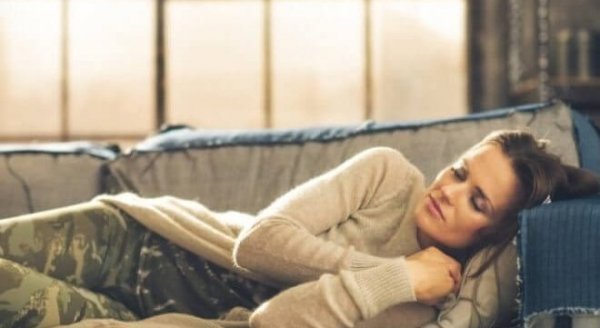 ソファーに寝る女性