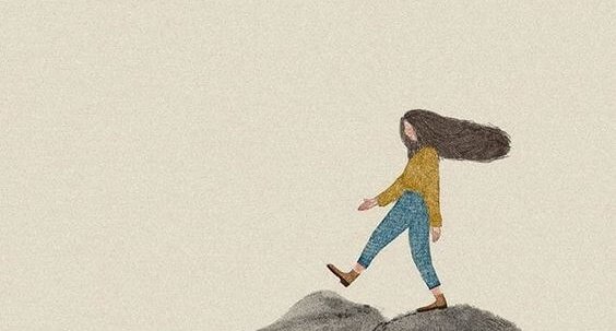 山の上を歩く女性