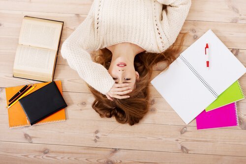 勉強に疲れた女性