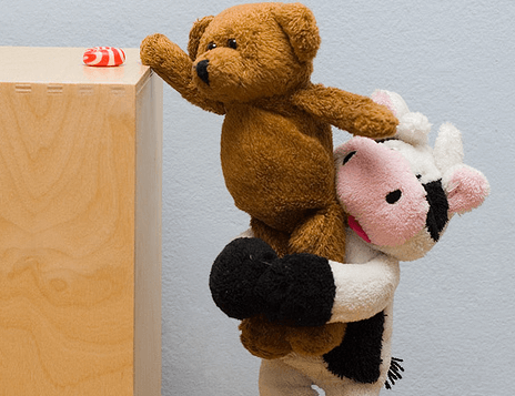 牛とクマのぬいぐるみ