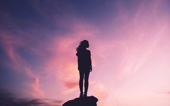 沈む夕日と女性