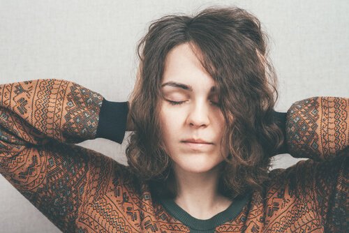 目をつぶる女性