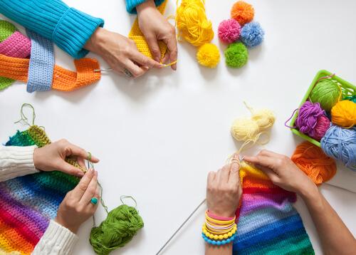 friends-knitting