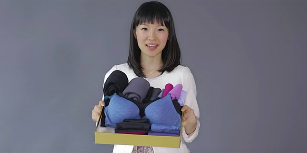 箱を見せるコンマリ