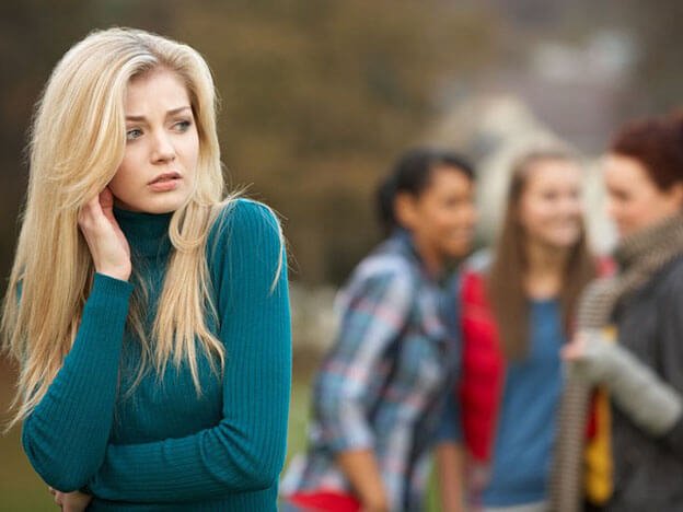 他人を気にする女の人