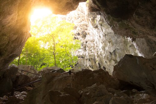 洞窟から見える太陽の光