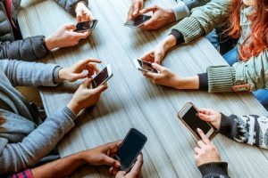 ファビング:携帯電話が人間関係を破壊する