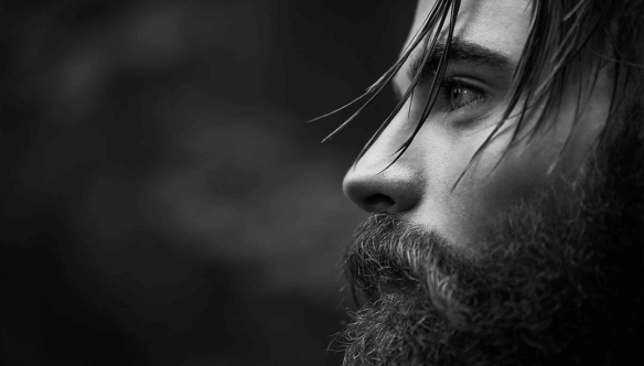 前を見つめる髭の男性