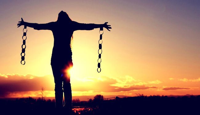 手に鎖をつけた女性