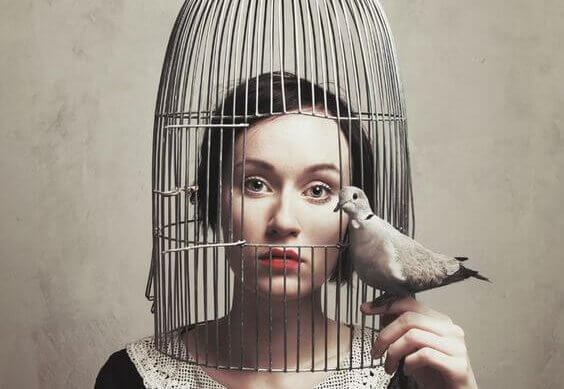 鳥かごをかぶった女性