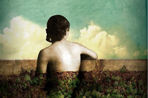 体の半分が植物の女性