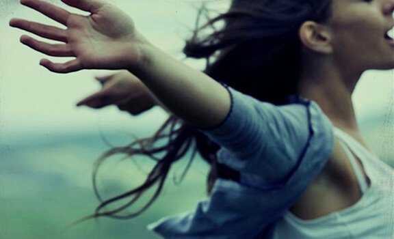 腕を広げる少女