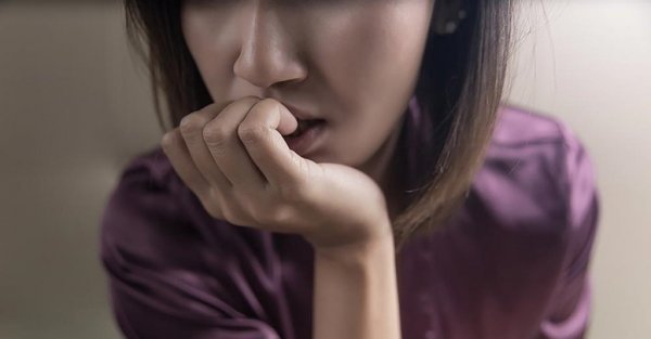 爪を噛む女性