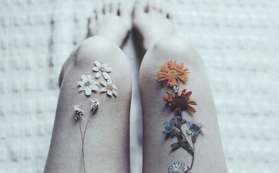 足に花