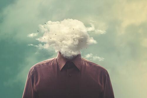 頭が雲の男性