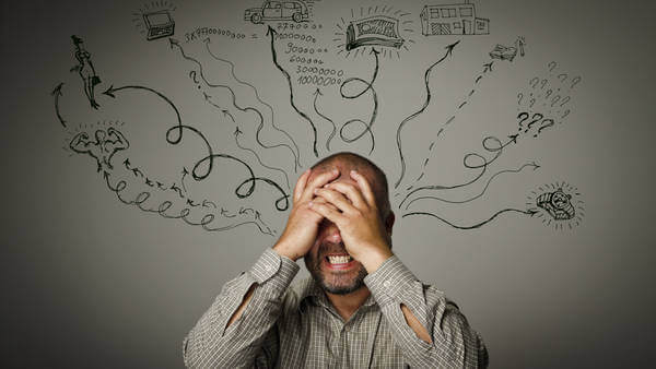 頭を抱える男性