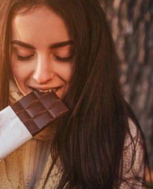 チョコレートを食べる女性