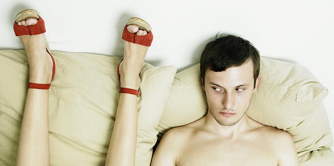 男性の頭と女性の足