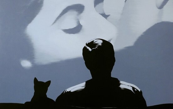 映画を見る男性