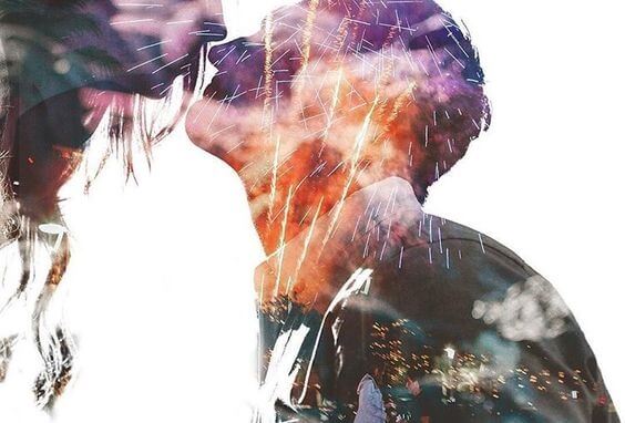 花火で合成されたキスをするカップル