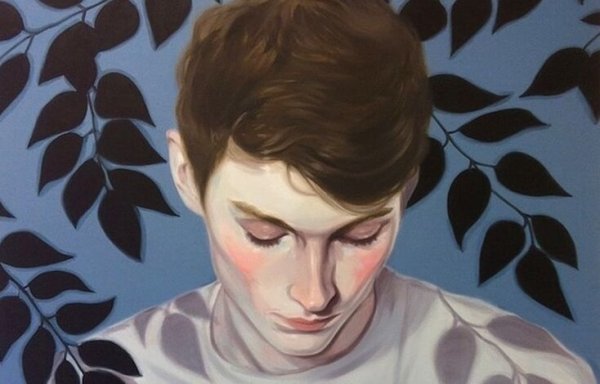 葉っぱと俯く男性