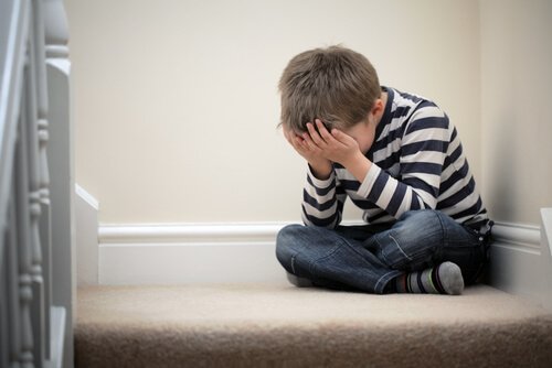 部屋の隅で泣く少年