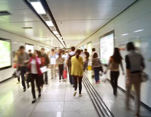 人混みにあふれる地下鉄構内