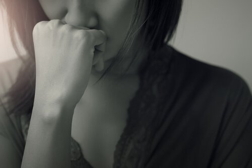 不安な女性ー詐欺師症候群