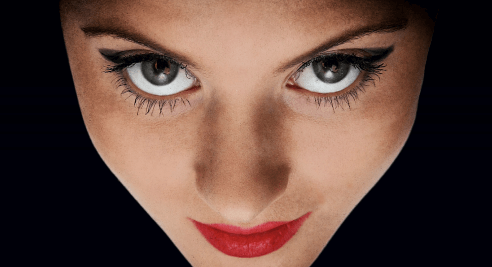 女性が見つめる