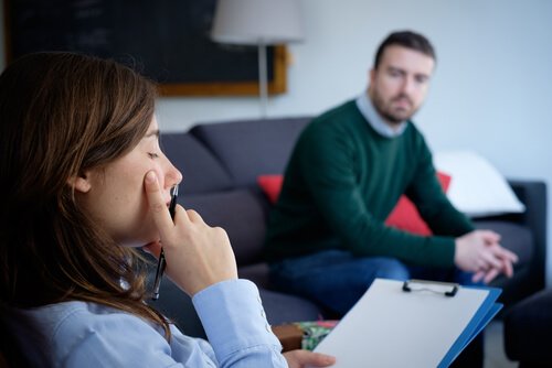女性の心理学者と男性患者