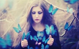 女性よ、黙らせようとする世界の中で力を取り戻せ