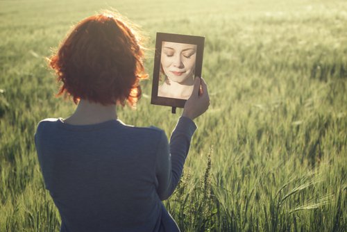 鏡に映る女性