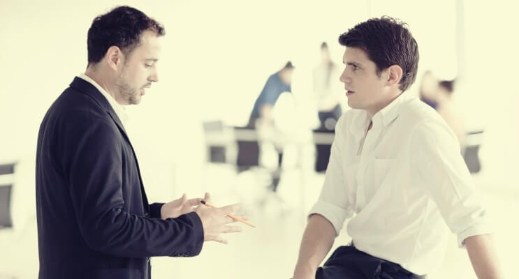 会話をする男性2人