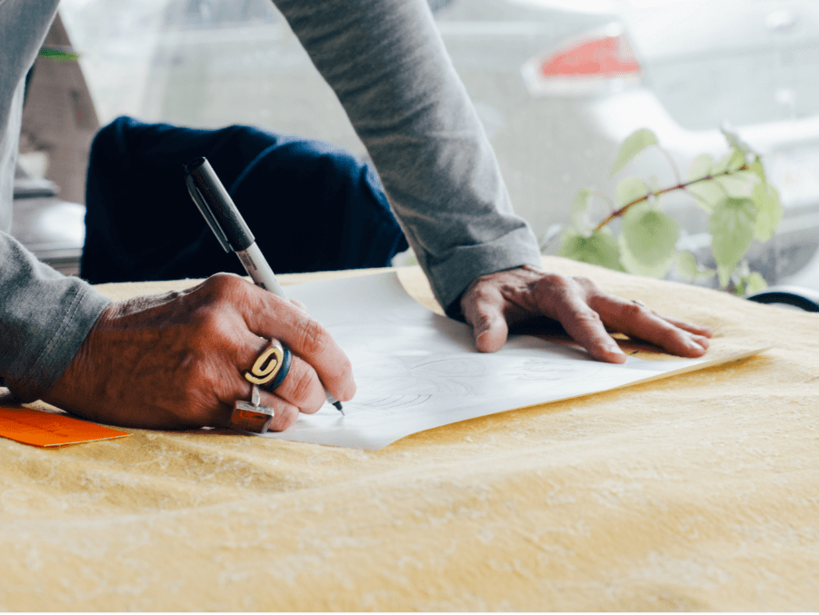 紙に何かを書く