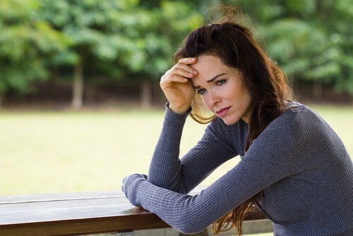 悲しそうな女性