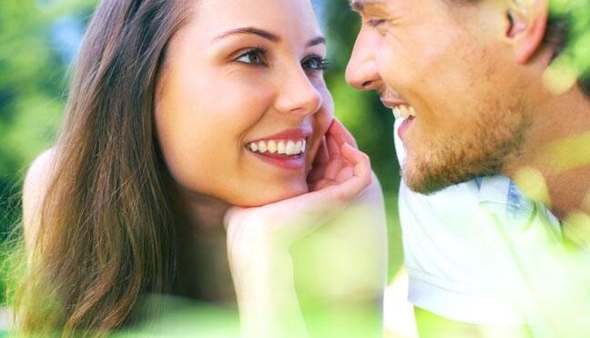 カップルが見つめあい微笑む