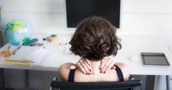 肩を揉んでいる女性の後ろ姿