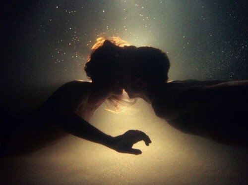 水中でのキス