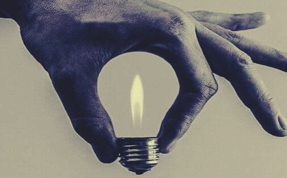 手でかたどった電球
