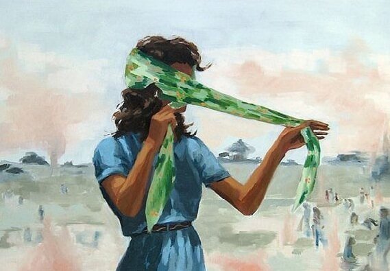 緑の布で目隠しをする女性