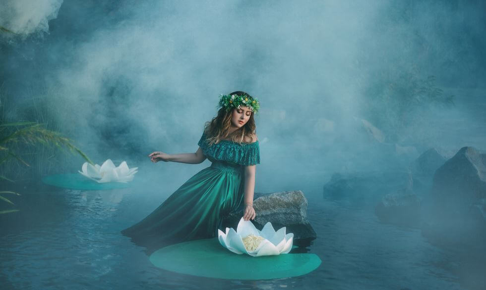 湖と緑の女性とランの花