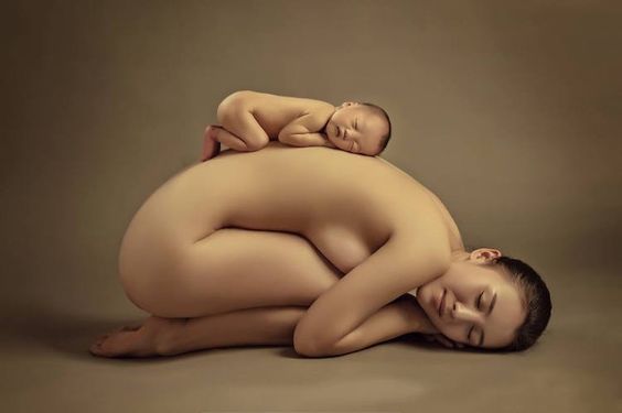 裸の母と子
