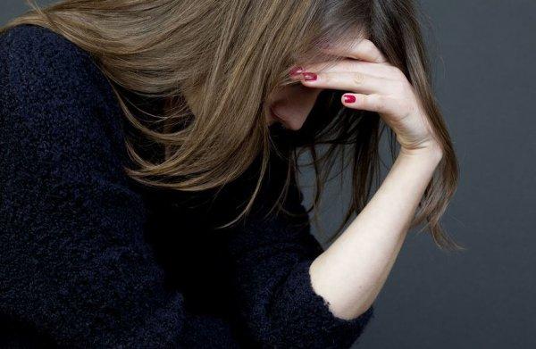 悩んでいる女性