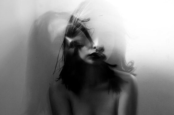 重なる女性のシルエット